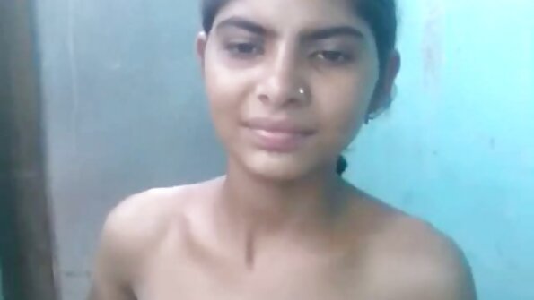 צעירה עצבנית מצטרפת לאמה החורגת בשלישייה מצלמות מין בלייב חינם לוהטת