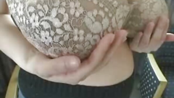 סצנת אוננות סולו של בלונדינית ארוכת שיער על מצלמות סקס חיות נעלי עקב