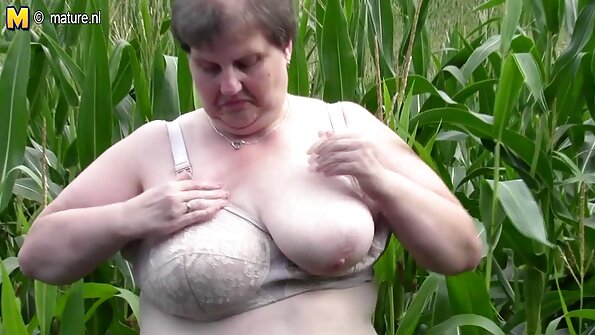 בל ג'ינג'ית נרגעת לאחר עבודה מצלמות סקס חיות בגינה עם אצבעות בכוס