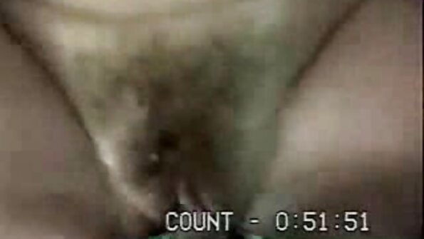 הזונה הבלונדינית עוסקת בקטעי מצלמות סקס לייב BDSM מקורזלים ובכניעה