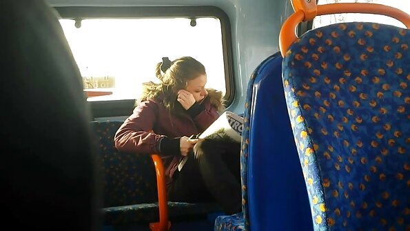 בחורה רזה מגוונת את המין עם סבתא על ידי מצלמות סקס לייב ממשש בשיח הרטוב שלה