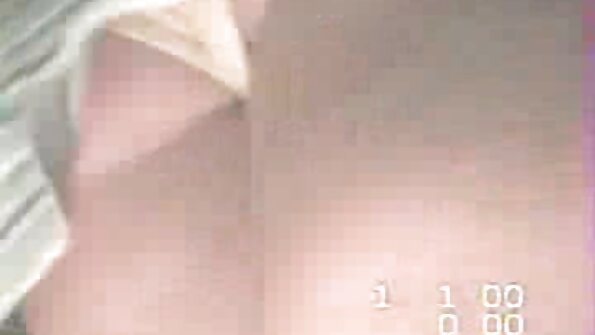 התחת מצלמות חיות סקס הסקסי של הג'ינג'ים מקבל הרבה תשומת לב מזין שחור