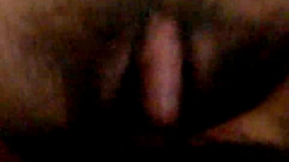 בחורה שחורה ורזה עם ציצים עליזים רוכבת על כלי מצלמות חיות סקס לבן ליד האח