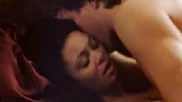 בלונדינית סקסית מצלמות סקס לייב בעלת קעקועים מדהימים נהנית ממין הארדקור