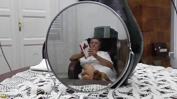שני תינוקות צעירים מצלמות סקס לייב חינם עסוקים בליקוק כוס רציני